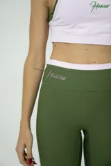 Calza deportiva larga color verde militar, de tiro alto.