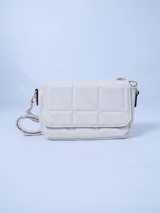 Bandolera color blanco con diseño capitoneado, correa larga regulable y cierre con solapa.