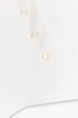 Chaleco negro de Zara Woman Collection, con escote pico y sin mangas. Presenta falsos bolsillos de vivo en el delantero, bajo asimétrico y cierre frontal cruzado con botones.