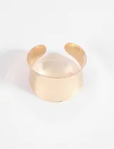 Pulsera rígida plateada tipo cuff, de metal.