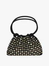Mini bolso cubo negro con tachuelas doradas, confeccionado en cuero con detalles metálicos. Tiene doble asa corta y cierre con broche magnético.