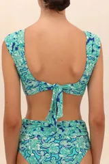 Top de bikini estilo Marilyn con breteles anchos, faja drapeada y accesorio decorativo de piedra.