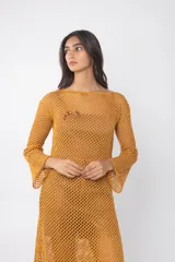 Vestido largo de tejido de punto abierto (red) color crudo, de manga larga y escote redondo.