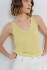 Musculosa tejida color azul eléctrico con hilo brillante, escote en “V” delantero y trasero.