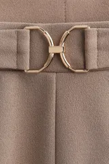 Pantalón sastre color marrón claro, de tiro alto, con cintura elástica, pinzas frontales, hebilla decorativa y corte palazzo.