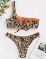 Conjunto de bikini de dos piezas con estampado animal print de serpiente en tonos lila, marrón y negro. El corpiño es de un solo hombro y la bombacha es de corte clásico.