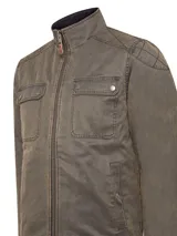 Campera marrón con cuello mao con interior de cotelé, cierre frontal con cremallera, dos bolsillos con solapa en el pecho y dos bolsillos laterales. Forro acolchado de franela con relleno Thermore hecho de fibras 100% recicladas de botellas P.E.T.