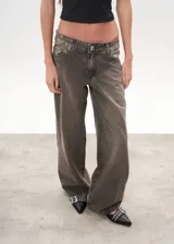 Pantalón de jean color gris óxido, corte wide leg y tiro bajo.