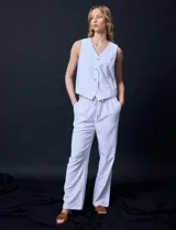 Pantalón de lino color blanco, marca Aexanderr Jordan. Tiene pretina ancha elastizada con lazo de ajuste, bolsillos verticales delanteros y bolsillos traseros.