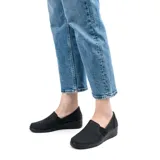 Zapato casual Korium Confort Thia 491 de mujer, color negro, con elásticos laterales, capellada con perforaciones y taco bajo.