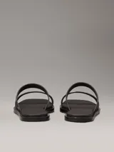 Sandalias Calvin Klein de goma color negro, con doble tira y logo en relieve.