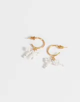 Aros tipo argolla dorados con dije de moño de perlas sintéticas.