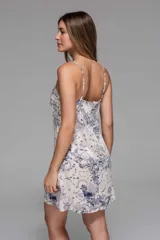 Vestido corto de tirantes finos, con estampado zodiacal en tonos amarillo, marrón y azul sobre fondo blanco.