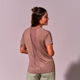 Remera deportiva marrón de poliéster, de corte holgado y mangas cortas.