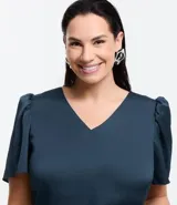 Blusa de crepé color azul petróleo, con escote en V y mangas cortas abullonadas.