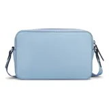 Bandolera Guess modelo Viviette, color celeste, con correa ancha de tela con el logo de la marca.