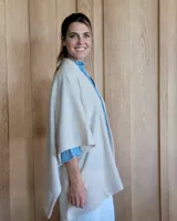 Ruana color beige, tejida con lana suave.