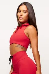 Top deportivo azul marino con cuello polo y cierre parcial con cremallera.