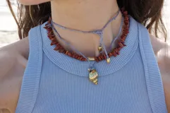 Collar regulable de bronce macizo con cuentas de piedra natural de cuarzo lima y jaspe rojo, y un dije central de labradorita.