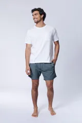 Short de baño de tejido ligero en color verde oscuro, con bolsillos laterales y un diseño práctico.
