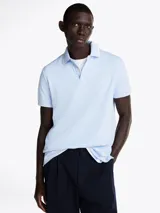 Chomba celeste de algodón orgánico y elastano, de corte regular, con cuello de chomba, cartera de 2 botones y logo gráfico de Tommy Hilfiger bordado en el pecho.