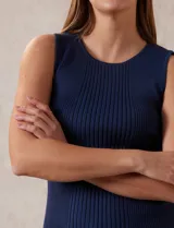 Musculosa celeste en tejido acanalado, con cuello a la base y sin mangas.
