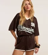 Bermuda deportiva marrón con estampado de logos y cintura elástica.