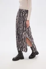 Falda larga de viscosa con estampado abstracto en tonos negros, grises y beige.