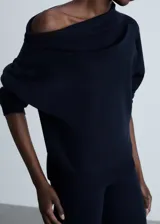 Sweater de punto azul marino con cuello alto asimétrico envolvente y manga larga.