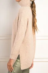 Sweater beige con cuello alto doble, textura acanalada y tajos laterales.