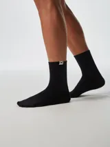 Kit de dos pares de medias largas de algodón, un par de color negro y otro de color blanco.