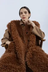 Chaleco largo marrón de ecofur con textura suave y calce cómodo.