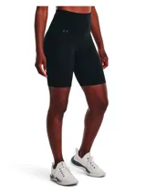 Calza corta de lycra negra, tiro alto, corte ajustado al cuerpo y largo a media pierna. Cuenta con el logo de Under Armour en la cintura y un bolsillo lateral.