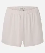 Conjunto de pijama short doll color crema, compuesto por un top de breteles finos con escote en V y detalles de encaje, y un short con cintura elástica y detalles de encaje en los laterales.
