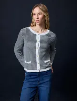 Cárdigan de punto tweed color beige, marca Ninety, con escote redondo, cierre frontal con botones metálicos dorados y bolsillos simulados.