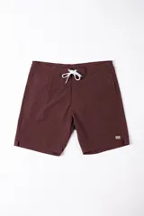 Short de baño azul marino con cordón blanco en la cintura y logo de la marca en la pierna derecha.