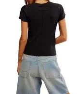 Remera blanca de algodón con cuello en V y mangas cortas.