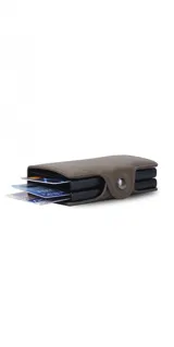 Tarjetero marrón de cuero sintético con doble compartimento, protección RFID y espacio para billetes.