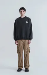 Pantalón cargo de pana color beige, de corte recto y tiro alto, con cintura elástica y seis bolsillos.