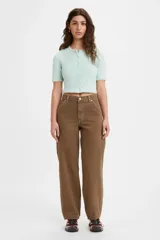 Pantalón marrón de tiro medio, corte recto y estilo utilitario.
