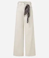 Pantalón wide leg color crudo con estampado paisley y pañuelo estampado en la cintura.