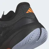 Championes de básquet Adidas Adizero Select 3.0, color negro con detalles plateados. Cuentan con tecnología Lightstrike para amortiguación y exterior textil.