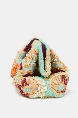 Bolso de mano tipo sobre con cuentas y abalorios multicolores. Tiene asa extraíble de cadena, bolsillo interior con cremallera y cierre con clip imantado y lazo.