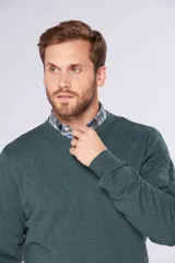 Sweater negro de tejido de hilo liviano 100% algodón, con cuello en V y logo bordado en el pecho.