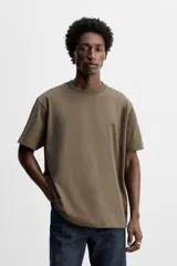 Camiseta color verde militar, de corte cuadrado y tejido de algodón pesado.