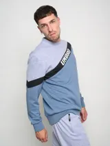 Buzo Umbro a la base con cortes y cambios de color: rojo, gris y negro. Logotipo Umbro estampado en el pecho.