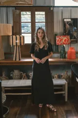 Vestido largo de tejido acanalado, con diseño bicolor vertical: mitad negro y mitad beige claro. Tiene mangas cortas y escote en V.