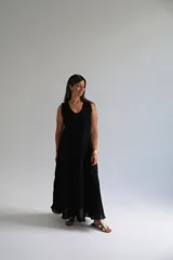 Vestido largo negro de lino italiano, sin mangas, con escote en V y ruedo desflecado.