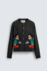 Cárdigan gris oscuro de lana con cuello redondo y cierre frontal con botones. Tiene estampado de Mickey Mouse en el frente.