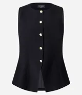 Chaleco negro de sastrería con cuello redondo, cierre frontal con botones dorados y bajo estructurado con recortes anatómicos.